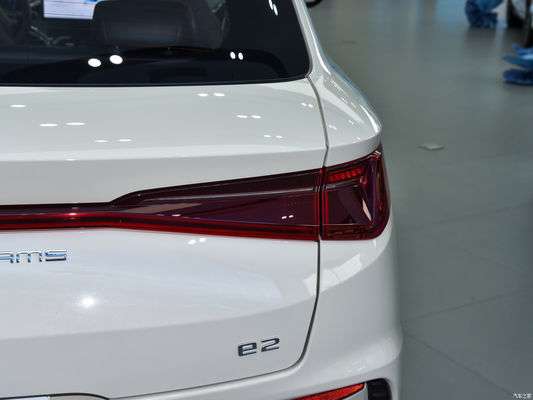 EV-Autos 2024 Byd E2 Lux Edition Weiß mit Rückenarm Torsionsstrahl Heckfederform