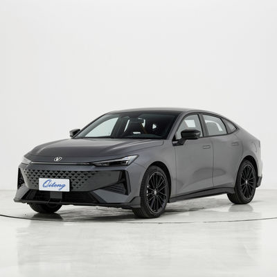 Linkslenkende Changan Uni-V 1,5 t Uni V Benzinwagen Limousine 5 Sitzplätze Linkslenkende