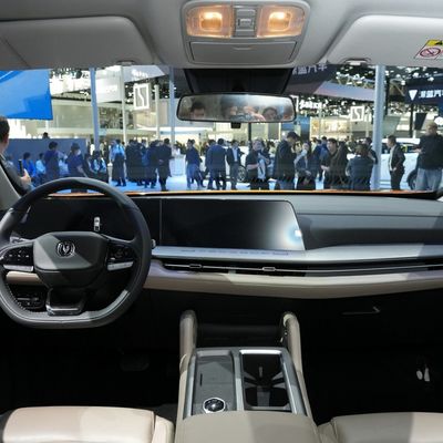 Linkslenkende Changan Uni-V 1,5 t Uni V Benzinwagen Limousine 5 Sitzplätze Linkslenkende