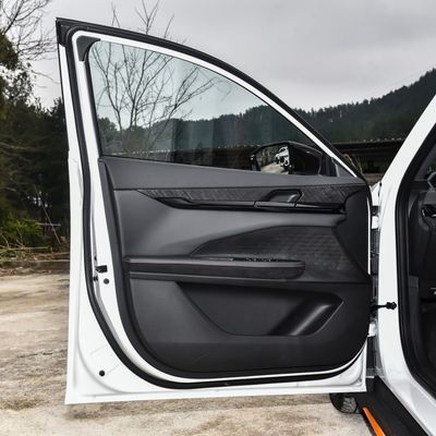Linkslenkende Changan Uni-V 1,5 t Uni V Benzinwagen Limousine 5 Sitzplätze Linkslenkende