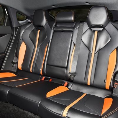 Linkslenkende Changan Uni-V 1,5 t Uni V Benzinwagen Limousine 5 Sitzplätze Linkslenkende