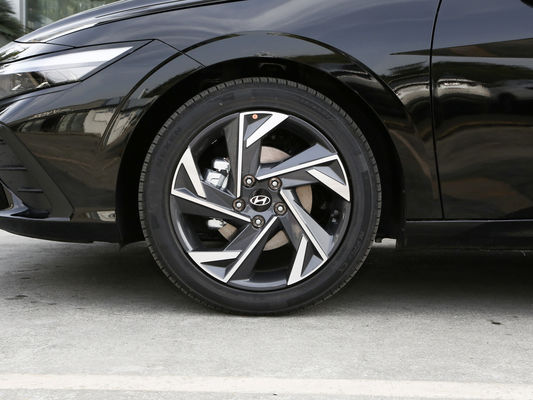 2023 Hyundai Elantra 1.5L CVT Luxus Edition Benziner Autositze 5 Karosserie Typ geschlossen