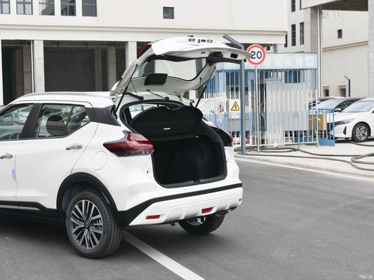 Benzinbetriebener 2023 Nissan Kicks SUV mit automatischem Getriebe und modischem Design