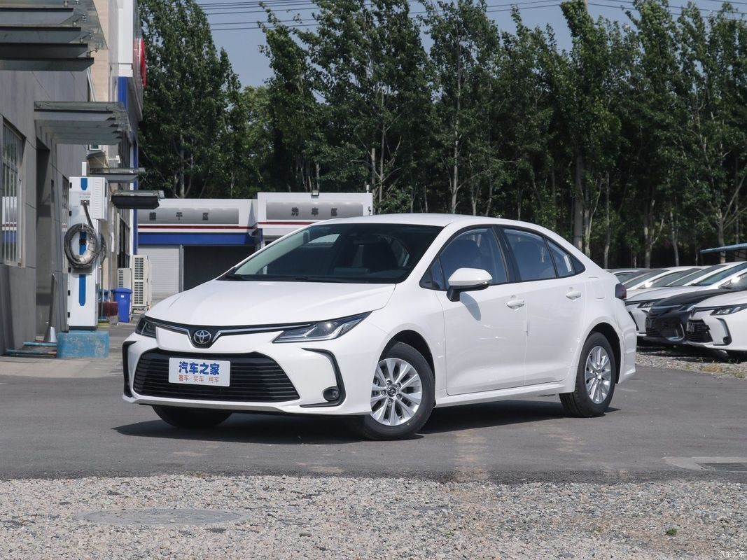 Fordern Sie eine Toyota Corolla Tnga CVT Pioneer Edition Limousine mit Anpassung