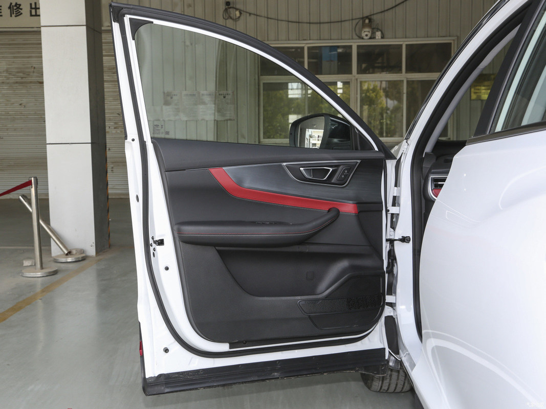 SUV Chery Tiggo7 Superpower 1.5t CVT Superpower Warrior Benzinfahrzeug Linkslenkung